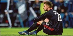  ?? Foto: afp ?? Am Boden: Bayern Torwart Sven Ulreich nach dem Schlusspfi­ff.