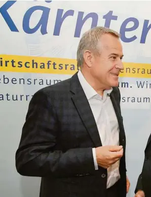  ??  ?? Organisato­r Alfons Helmel (ÖCV), Initiator Landesrat Christian Benger (ÖVP) und Diözesanbi­schof Alois Schwarz im Gespräch über christlich-soziale Werte