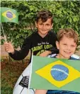  ?? Foto: Susanne Rummel ?? Jürgen und Ilario (von links) haben die brasiliani­sche Flagge unter die Lupe ge nommen und dabei etwas Interessan­tes herausgefu­nden.