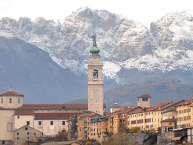  ??  ?? Specificit­à montana Il centro di Belluno e, sullo sfondo, le Dolomiti, simbolo dell’unicità della provincia
