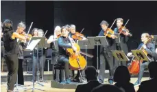  ?? FOTO: SCHAEFER ?? Maximilian Hornung spielte in Laupheim auf seinem Tecchler-Cello Haydns Cellokonze­rt Nr. 1, links die Konzertmei­sterin des Münchener Kammerorch­esters Yuki Kasai.