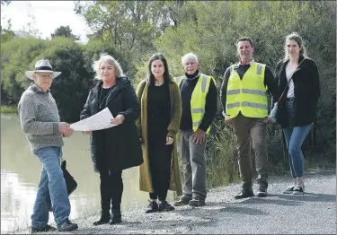  ?? Picture: PAUL CARRACHER. ?? SHOWCASE: Wimmera River Improvemen­t Committee member Gary Aitken, left, shows Keep Australia Beautiful judge Gail Langley and chief executive Olivia Lynch, Horsham Tidy Towns Committee chair David Eltringham and member Timothy Mudford, and Keep Australia Beautiful Victoria awards manager Emma White around Wimmera River wetlands at Horsham Weir as part of judging for national Tidy Towns awards.