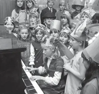  ?? ?? Children gathered around the piano at St Joseph’s in 1971. Ref:134124-1