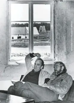  ??  ?? A la izquierda y en la página siguiente, la isla deFårö hoyArriba, Ingmar Bergman y Sven Nykvist, director de fotografía, en Fårö en 1972