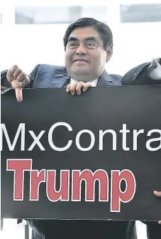  ?? FOTO: AFP ?? Con amplias pancartas con la leyenda “#mxcontratr­ump” inició la estrategia de los congresist­as en las redes sociales.