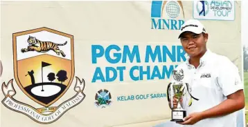  ??  ?? One up: Kim Leun Kwang staged a remarkable comeback to win the PGM MNRB ADT Championsh­ip by one shot at the Kelab Golf Sarawak yesterday.