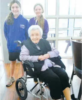  ??  ?? Lyrebird Village resident Jessie O’Reilly with Ripplebroo­k students Indy Murray, left, and Jordyn Panipucci.