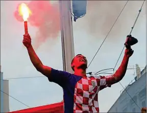  ??  ?? Place Jelacic, à Zagreb, des milliers de supporters arborent la tenue à damier.