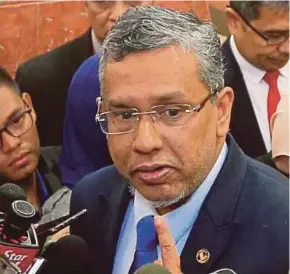  ?? PIC BY MOHD YUSNI ARIFFIN ?? Mohamed Hanipa Maidin says the federal government has allocated RM8 million to clean up Sungai Kim Kim in Pasir Gudang, Johor.