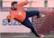  ??  ?? SIRIGU È GIÀ IN VOLO Salvatore Sirigu in volo sul prato del Filadelfia. Portiere acrobatico