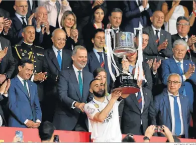  ?? ANTONIO PIZARRO ?? Benzema levanta la Copa del Rey ante Felipe VI.