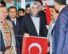  ?? Fotos: imago ?? Die türkische Familienmi­nisterin Fatma Betül Sayan Kaya nach ihrer Rückkehr aus Deutschlan­d auf dem Flughafen in Istanbul.