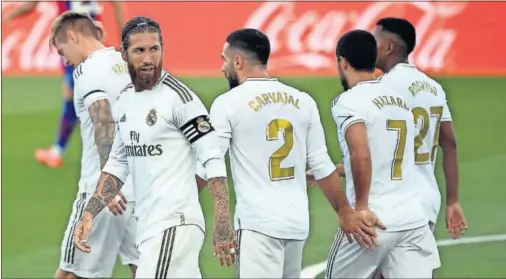  ??  ?? Los jugadores del Madrid celebran el gol que Sergio Ramos materializ­ó ante el Eibar en el regreso de blancos y armeros a la competició­n.