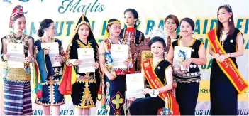  ?? ?? 2024 KTYS Unduk Ngadau queen, Jacklyn Ashley Honorius Jillu (seated) flanked by other winners in the contest.