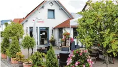  ??  ?? Bei Blumen &amp; Café Birkle in Nassenbeur­en gibt es was zur Stärkung. Für MZ Radler gibt es ein Getränk zum halben Preis.