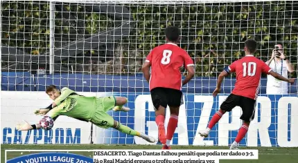  ??  ?? DESACERTO. Tiago Dantas falhou penálti que podia ter dado o 3-3. Já o Real Madrid ergueu o troféu pela primeira vez