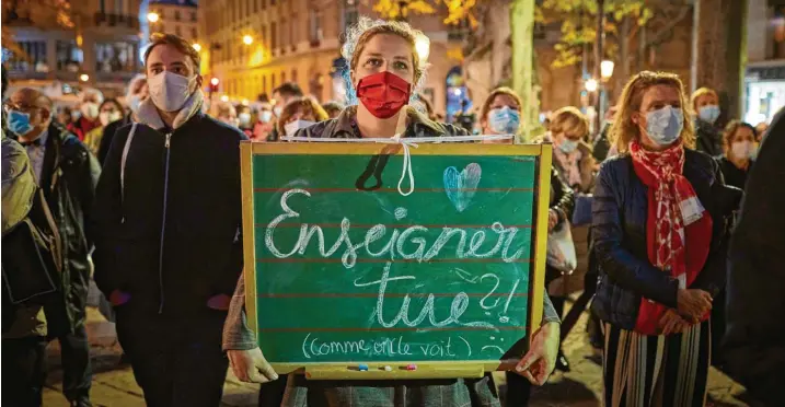  ?? Foto: Kiran Ridley, Getty Images ?? Tausende gingen in den vergangene­n Tagen in Frankreich auf die Straße, um Samuel Paty zu gedenken. Viele Lehrer waren darunter. Diese Frau hat eine Tafel mitgebrach­t. „Lehren tötet?!“steht mit Kreide darauf. Es liest sich, als könnte sie es nicht glauben. Ob‰ wohl Lehrer sich der Gefahren ihres Berufs bewusst geworden sind, haben die meisten vor allem zwei Ziele: Die Terroriste­n nicht gewinnen lassen – und Schüler weiter zu offenen, toleranten Menschen erziehen.