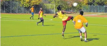  ?? FOTO: FG ?? Wenn die afrikanisc­hen LEA-Bewohner Fußball spielen, dann geht es zum Teil ganz schön zur Sache. „Das ist eben ihre Mentalität“, sagt Betreuer Michael Stelzle.