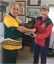  ?? ?? Drouin Croquet Club vice president receives the Twin Towns trophy from Warragul Croquet Club president Julie Beasley.