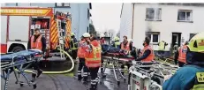  ?? FOTO: BECKER & BREDEL ?? Helfer kümmern sich um einen verletzten Feuerwehrm­ann.