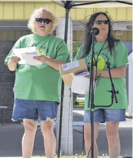  ?? RICHARD MACKENZIE ?? Lucas’ mom Laureen Rushton, left, who spearheade­d the day to honour her son’s memory, and Colchester East Hants Canadian Mental Health Associatio­n executive director Susan Henderson draw for prizes near the conclusion of Sunday’s mental health awareness and fun event.