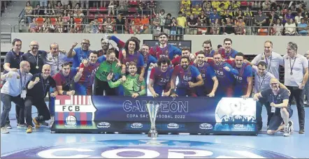  ?? Foto: efe ?? Los jugadores y técnicos del Barça celebran su victoria en la Copa ASOBAL que rubrica otra temporada con pleno de títulos en españa