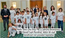  ??  ?? Nadia Tătaru (Itsy Bitsy FM) și Gabriela Alexandres­cu (Salvați Copiii România), alături de copii, beneficiar­ii noii prevederi legislativ­e