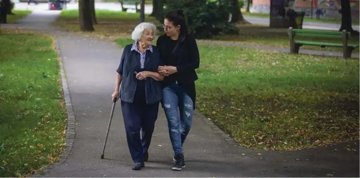  ?? Foto Voranc Vogel ?? V Sloveniji je po ocenah okoli 200.000 neformalni­h oskrbovanc­ev starejših in kroničnih bolnikov, v Evropi je na njihovih plečih kar 75 odstotkov oskrbe za starejše.