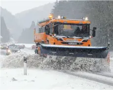  ?? FOTO: DPA ?? Ein Schneeräum­fahrzeug auf der B 31 im Höllental: Im Schwarzwal­d waren laut Polizei immer noch Autos mit Sommerreif­en unterwegs.