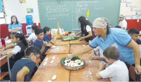  ?? ?? En la Escuela Básica Nº 1915 “Agustín Pío Barrios” los niños aprendiero­n la elaboració­n del típico alimento de Semana Santa.