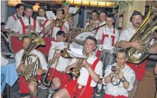  ?? FOTO: STEIDLE, ?? Auch die Roten Lederhosen der Musikkapel­le Westerheim haben am Freitag bei der Blasmusik-Party auf dem Sellen einen Auftritt.