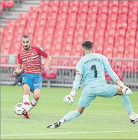  ?? FOTO: EFE ?? Roberto Soldado marcó en esta acción el primer gol del Granada ante el Alavés