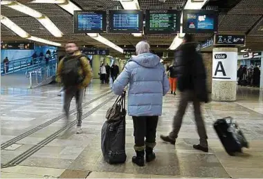  ?? Fotos: AFP ?? Auch über die Weihnachts­feiertage werden die Nerven der Franzosen strapazier­t. Die Zustimmung zum Streik ist mittlerwei­le von 56 auf 51 Prozent gesunken.