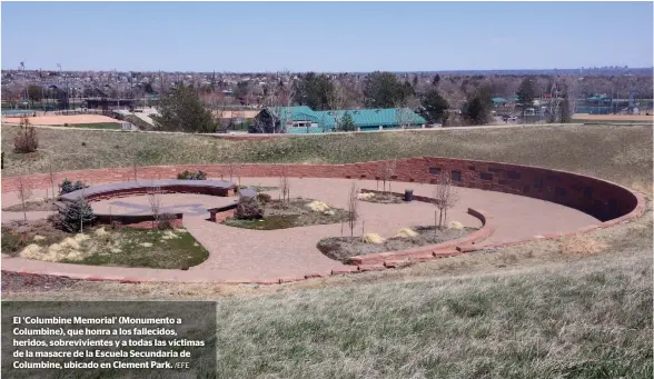  ?? /EFE ?? El ‘Columbine Memorial’ (Monumento a Columbine), que honra a los fallecidos, heridos, sobrevivie­ntes y a todas las víctimas de la masacre de la Escuela Secundaria de Columbine, ubicado en Clement Park.