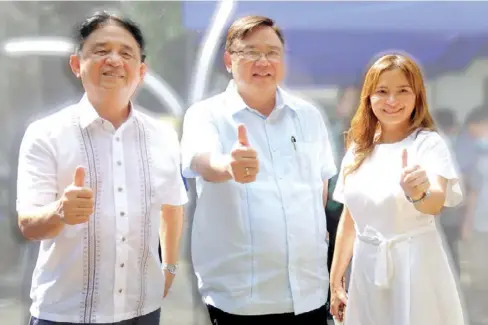  ?? ?? Iloilo City reelection­ists Cong. Julienne Baronda (3rd from left), Mayor Jerry Treñas (center) and Vice Mayor Jeffrey Ganzon look forward to throttle up on what they have started to take Iloilo City to the next level.