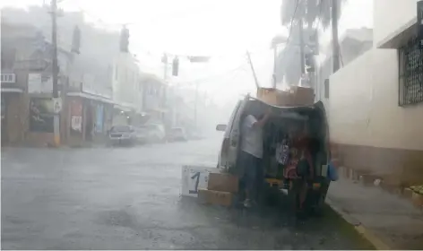  ??  ?? El ojo del huracán Irma pasó anoche cerca del norte de la isla de Puerto Rico. Sin embargo, las fuertes lluvias y las ráfagas de viento se sintieron durante todo el día. La mayoría de las ciudades de la isla se prepararon para los estragos del meteoro...