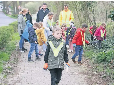  ?? FOTO: TREFFER ?? Die Vorschulki­nder vom Familienze­ntrum Anna Polmans waren zusammen mit ihren Erzieherin­nen und dem Schwalmtal­er Bürgermeis­ter Müll aufsammeln. „Leider lohnt es sich immer“, sagt Andreas Gisbertz.