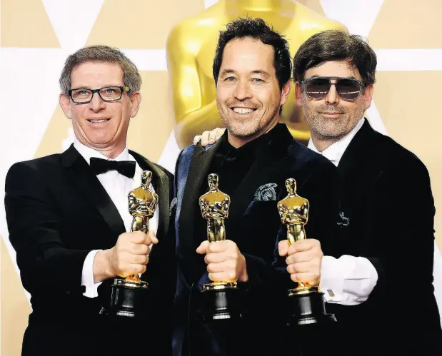 ?? FRAZER HARRISON / GETTY IMAGES ?? Jeffrey A. Melvin, Paul Austerberr­y and Shane Vieau with their Oscars for the Best Production Design for The Shape of Water.