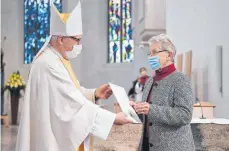  ?? FOTO: DRS/PRESSEFOTO ULMER ?? Bischof Gebhard Fürst überreicht Rosa Jäger im Rottenburg­er Dom die Martinusme­daille.