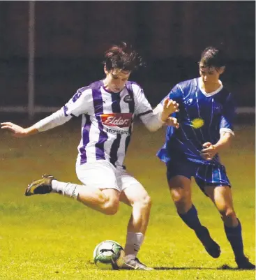  ?? Picture: BRENDAN RADKE ?? DOUR CONTEST: Comets' Will Monin and Rangers' Angus Ross battle it out in the FNQ Football Premier Men's match at Walker Road Field, Edmonton.