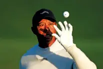  ?? MATT SLOCUM/THE ASSOCIATED PRESS ?? Tiger Woods catches a golf ball on the driving range during a practice round Monday in preparatio­n for the Masters at Augusta National Golf Club in Augusta, Ga.