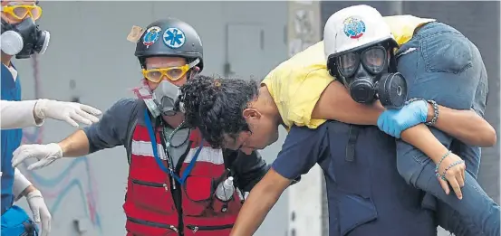  ?? REUTERS ?? Herido. Miembros de los grupos de primeros auxilios llevan un herido en una de las manifestac­iones opositoras del sábado, en Caracas.