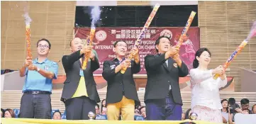  ??  ?? Wong (third left), WFS deputy president James Ting and tournament secretary Lucas Lim (second left) leading Lee Chee Beng and Lily Yong in declaring open the championsh­ip yesterday. — Photos by Teo Chi Wei