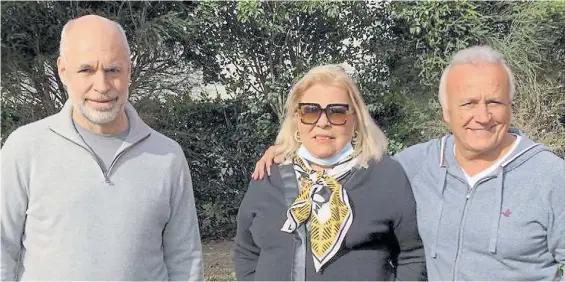  ??  ?? Viaje a Santa Fe. Miguel del Sel recibe ayer en su casa a Horacio Rodríguez Larreta y Elisa Carrió. El ex Midachi se niega a volver a la política.