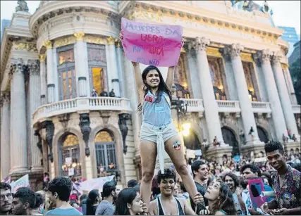  ?? SILVIA IZQUIERDO / AP ?? Las mujeres han salido a las calles de Río de Janeiro (foto) y otras ciudades para oponerse a Bolsonaro