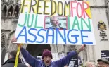  ?? ?? Des manifestan­ts ont apporté leur soutien à Julian Assange lors de son audience à Londres, le mardi 20 février 2024.