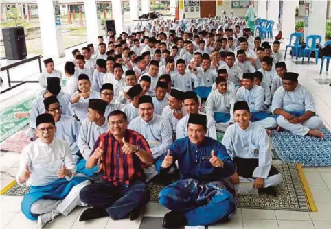  ??  ?? DR Shamsul (dua kanan hadapan) bergambar bersama pelajar tingkatan lima, SMK Pulau Indah.