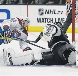  ?? Mark J. Terrill Associated Press ?? A DIVING effort by Montreal’s Paul Byron pays off as he scores on the Kings’ Jonathan Quick to give the Canadiens a 1-0 lead in the first period Wednesday.