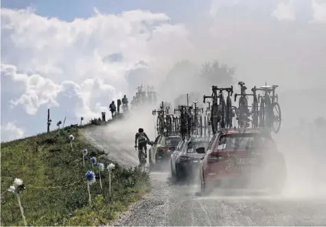  ?? AFP ?? Die Tour de France ist ein Garant für spektakulä­re Bilder. Zurzeit ist der Tross in den Alpen unterwegs.