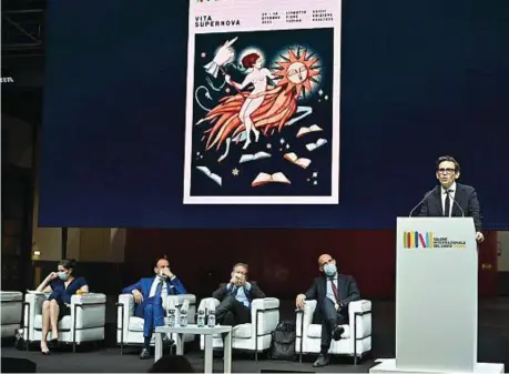  ??  ?? Il manifesto Un momento della presentazi­one del Salone del Libro, con Chiara Appendino, Alberto Cirio, Giulio Biino, Silvio Viale e Nicola Lagioia